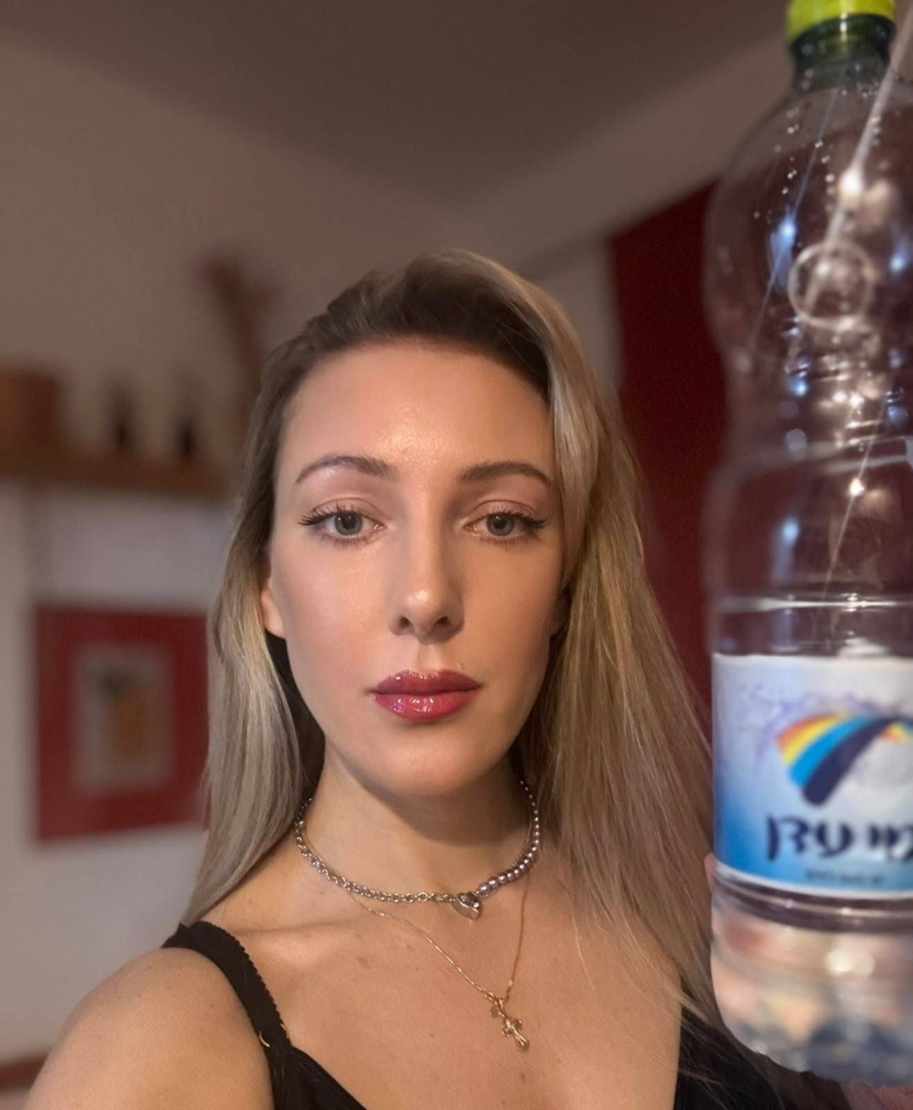 בתל אביב- בחורה מקסימה